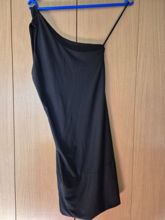Elegantes Sommerkleid mit einem Träger, Schwarz,
