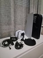 PS5 mit 2 Controllern, Charging Dock & Zubehör