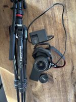 Canon EOS 250D mit Objektiv und Stativ