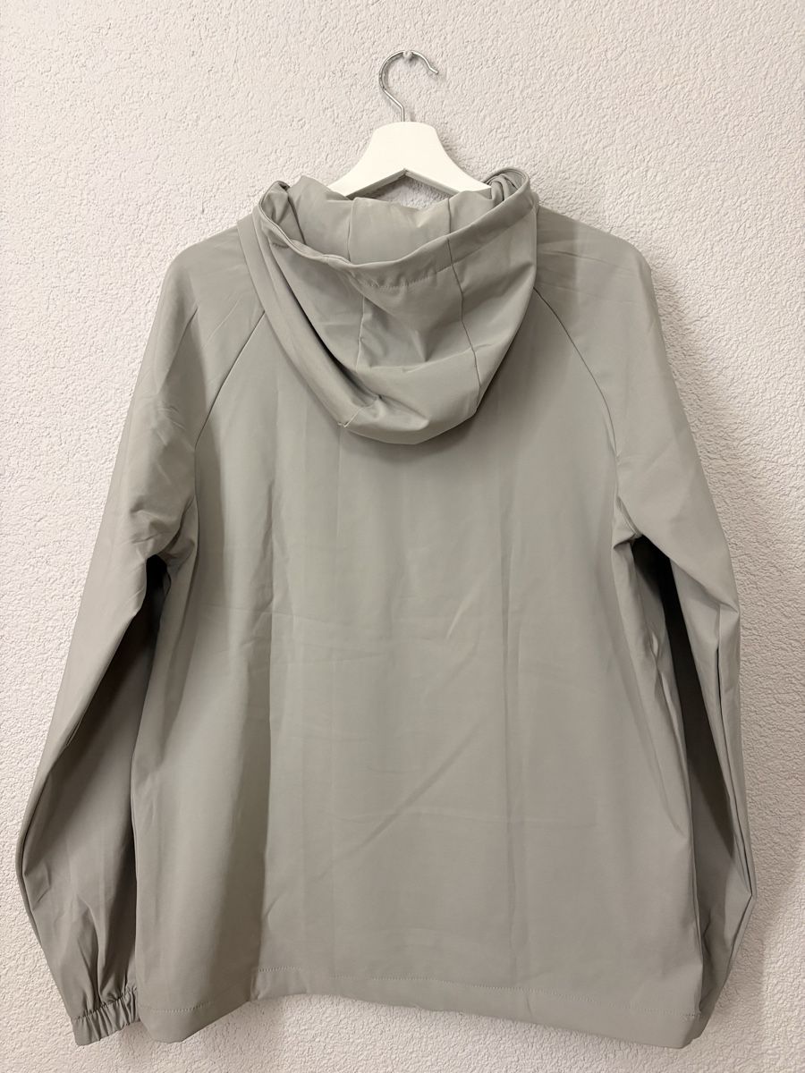 Under Armour Giacche: Veste under armour gris clair taille M. – Nuovo (secondo la descrizione) da La Chaux-de-Fonds venduto da narvalo.2300 1