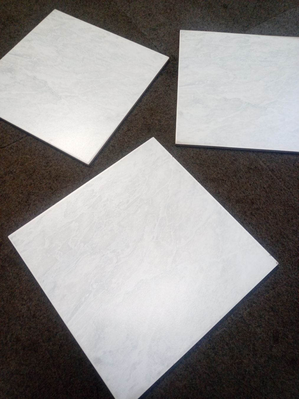 Rivestimenti per pavimenti: Bodenplatten 33,3 x 33,3cm Hellgrau Marmoroptik neuwertig – Nuovo e nell'imballaggio originale da Laupen ZH venduto da SportcarsLaupen 1