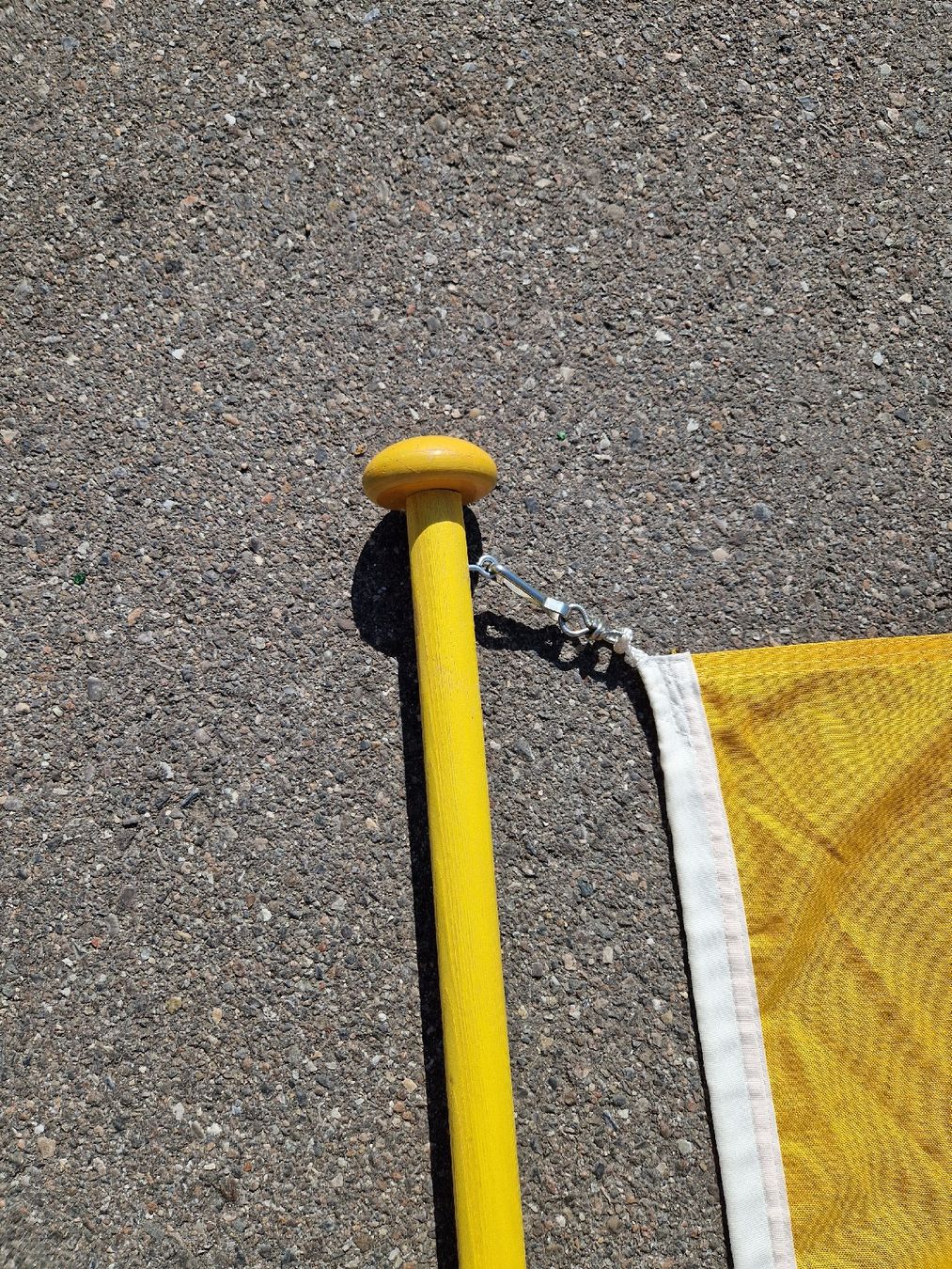 Bandiere: Fahnemast mit Wappentier schwarz-gelb Grösse ca 150cm – Usato da Mörigen venduto da Clio111