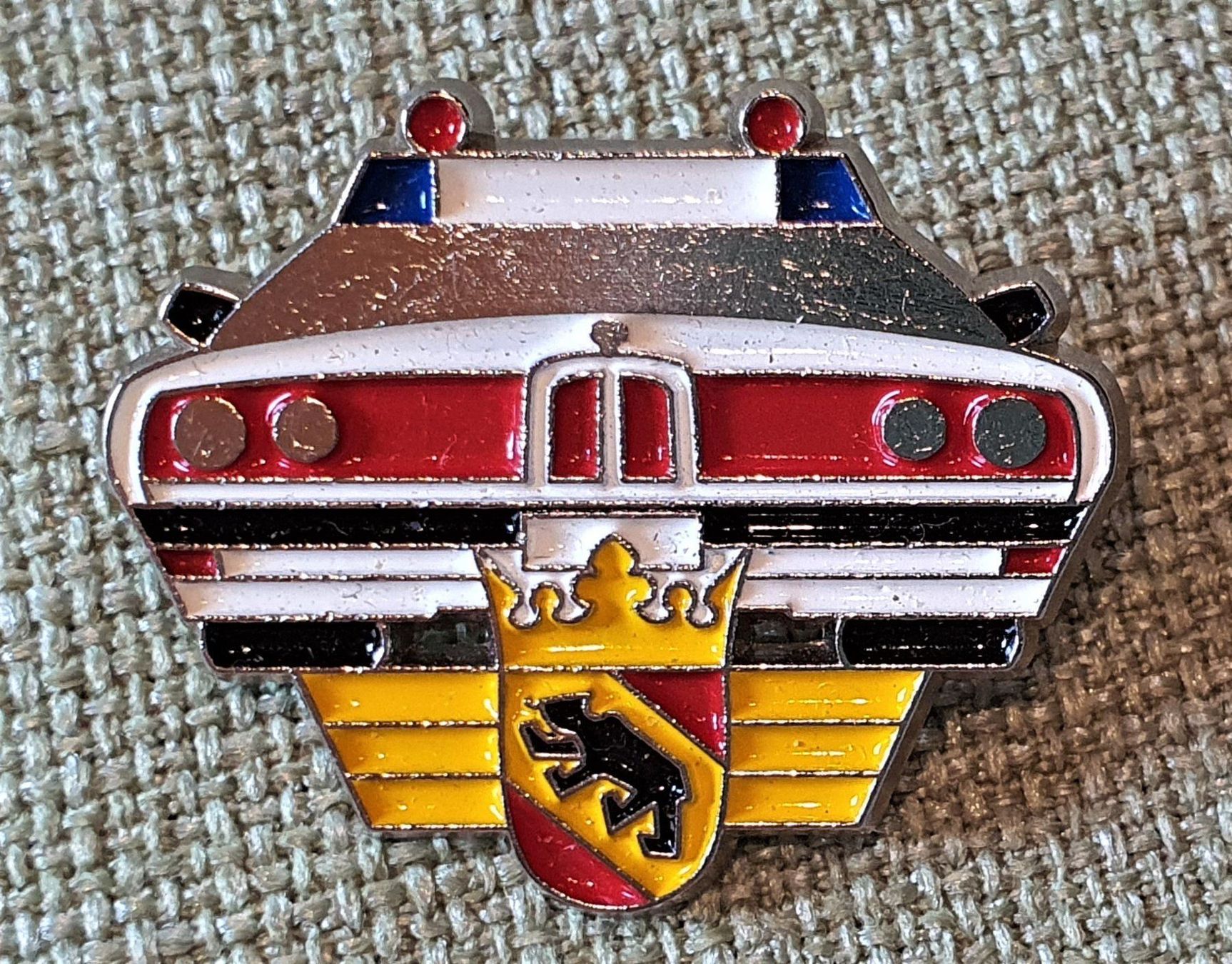 Spille: E215 - Pin Polizei Auto Bern Schweiz – Usato da Reinach BL venduto da Boston-Verkauf