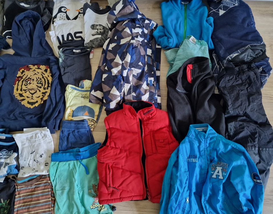 H&M Ensembles coordonnés: Mega Kleider-Paket 50 Stück Junge Grösse 128-134 6-8 Jahre – D'occasion à Zürich par businessman80 2