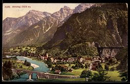 AK Amsteg, Ort am Fluss mit Bogenbrücke und Eisenbahnviadukt