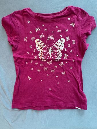 GAP: Schönes T-Shirt mit Schmetterlingen, Gr. S bzw. 6-7 J.