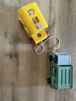 2x Véhicule en bois (avec formes) et 2 animaux articulés 