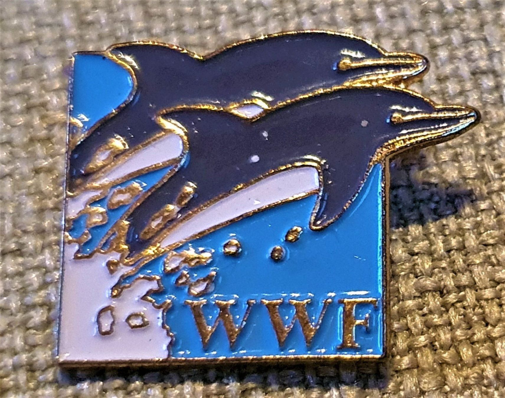 Placchette & Badge: J028 - Pin WWF Delfin – Usato da Reinach BL venduto da Boston-Verkauf