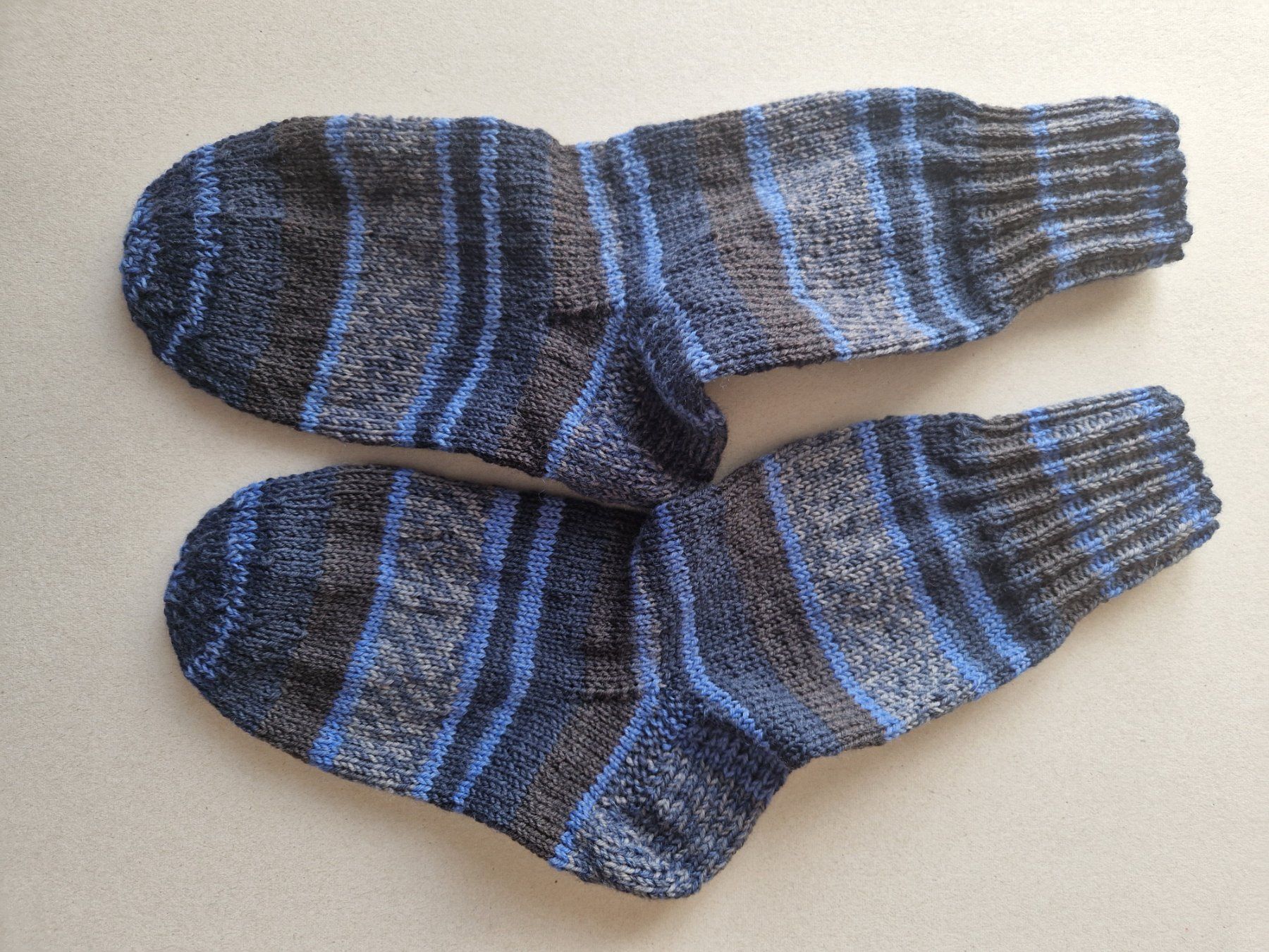 Calze: handgestrickte Socken Gr. 43, blau-braun gestreift – Nuovo (secondo la descrizione) da Ursenbach venduto da gruenblau 1