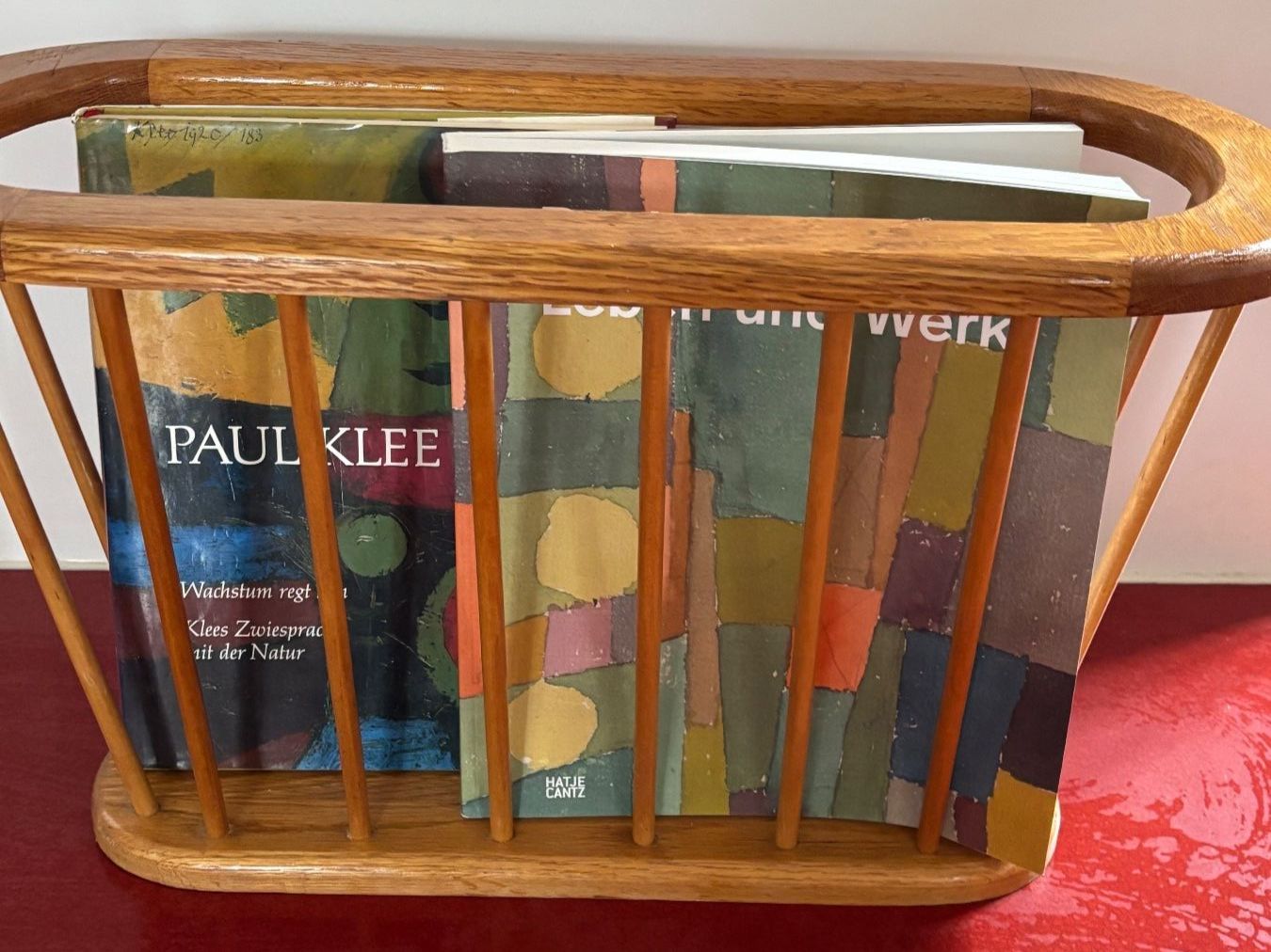 Sonstiges für Haushalt & Wohnen: MCM Vintage Eichen-Spindel-Zeitschriftenständer – Gebraucht aus Horgen von uge_pd5p 1