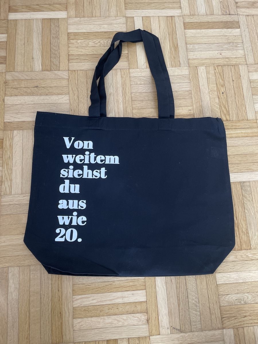 Borse: Schwarze Stofftasche mit Spruch – Nuovo e nell'imballaggio originale da Biel/Bienne venduto da Bolagol9 1