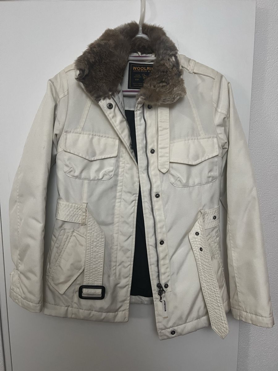 Woolrich Giacche: Original Woolrich Jacke XS Off-White mit Echtfell – Usato da Basel venduto da evenex