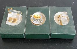 3x Set Kristall-Miniaturen: Schreibmaschine, Wecker & Kamera