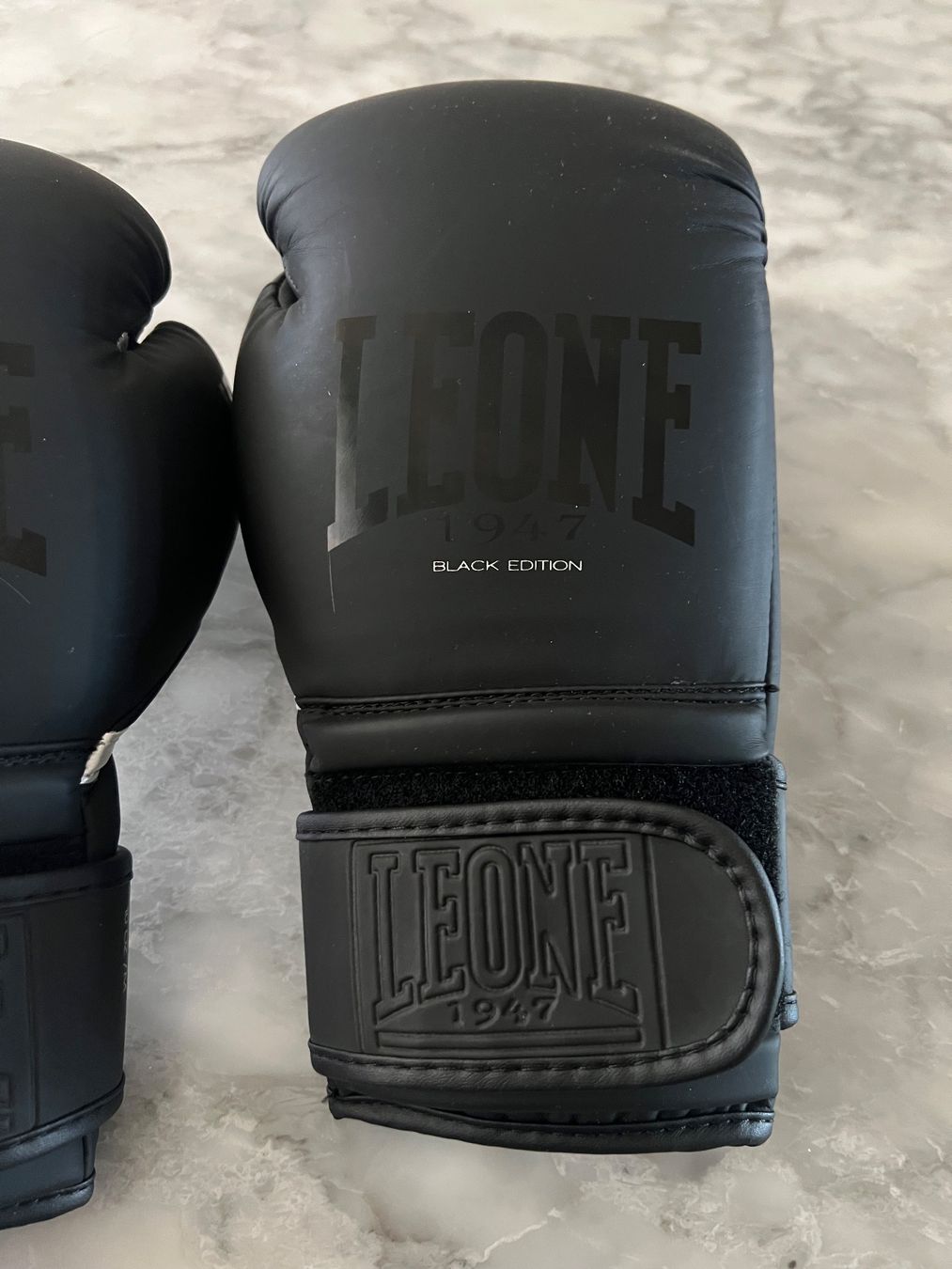 Guanti & manicotti: Boxhandschuhe Leone Black Small Hand 10 OZ – Usato da Hünenberg See venduto da mississauga 8