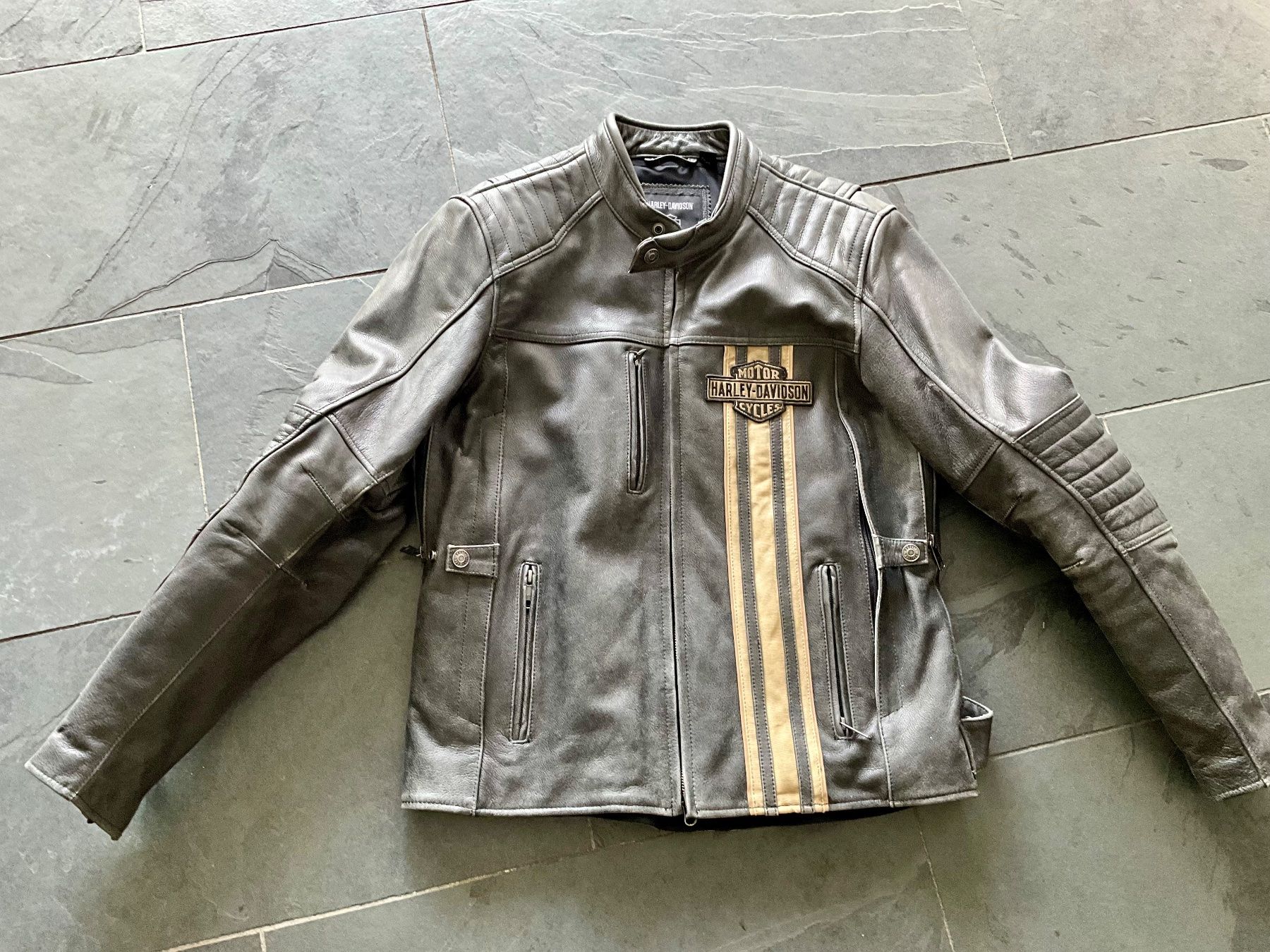 Lotti di vestiti: Harley Davidson Lederjacke / Rokker Motorradhose – Usato da Malans venduto da mkocsi