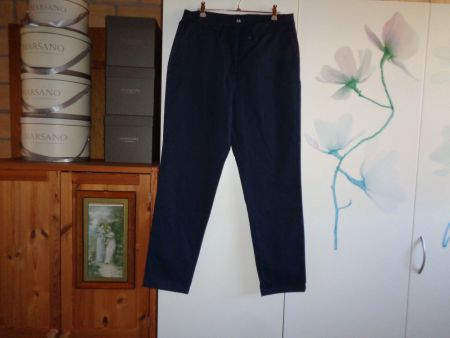 *** dunkelblaue Stoffhose *** / C&A / Neu