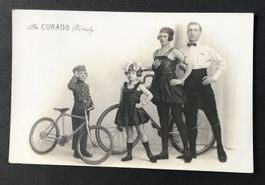 ANTIKE ANSICHTSKARTE THE CORADO FAMILY