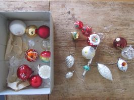 Weihnachtsbaum - Schmuck mit Spitze, Konus, Glaskugeln