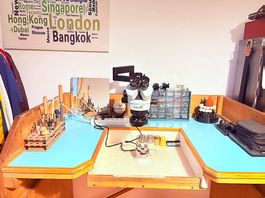 Etabli de horloger avec fauteuil de bureau et accessoires
