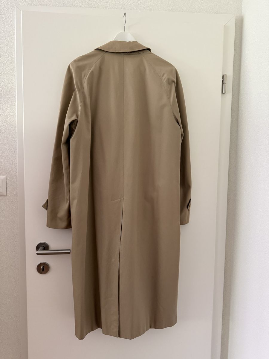 Burberry Cappotti: Burberrys Vintage Trench Coat – Usato da Basel venduto da pet_y7pt 1