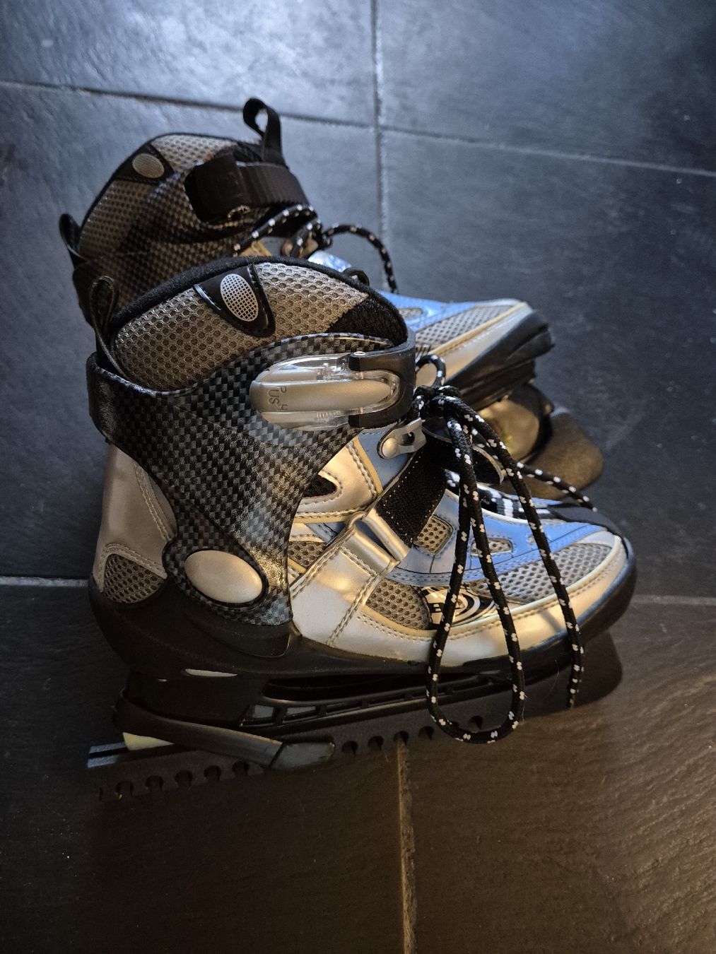 Pattini da ghiaccio: Schlittschuhe Grösse 37 – Usato da Ottenbach venduto da Bonski1