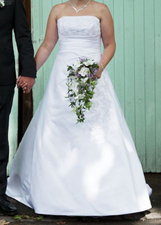 Brautkleid / Hochzeitskleid schneeweiss Grösse M geschnürt