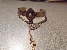 Armreifen goldfarbig, mit Kettchen, weis