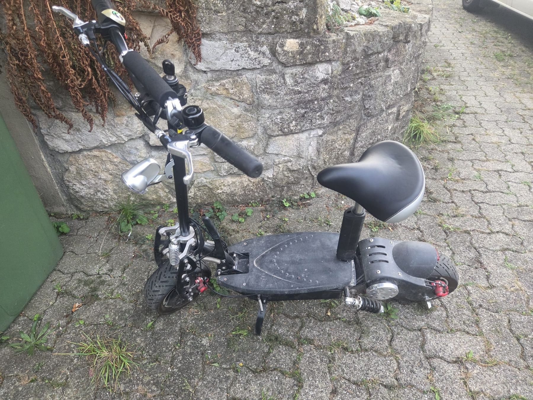 Scooter: Elektroroller mit Sitz schwarz gebraucht – Usato da Läufelfingen venduto da Loca1990 1