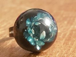 Ring Halbkugel mit eingegossener Stroh Blume, verstellb blau