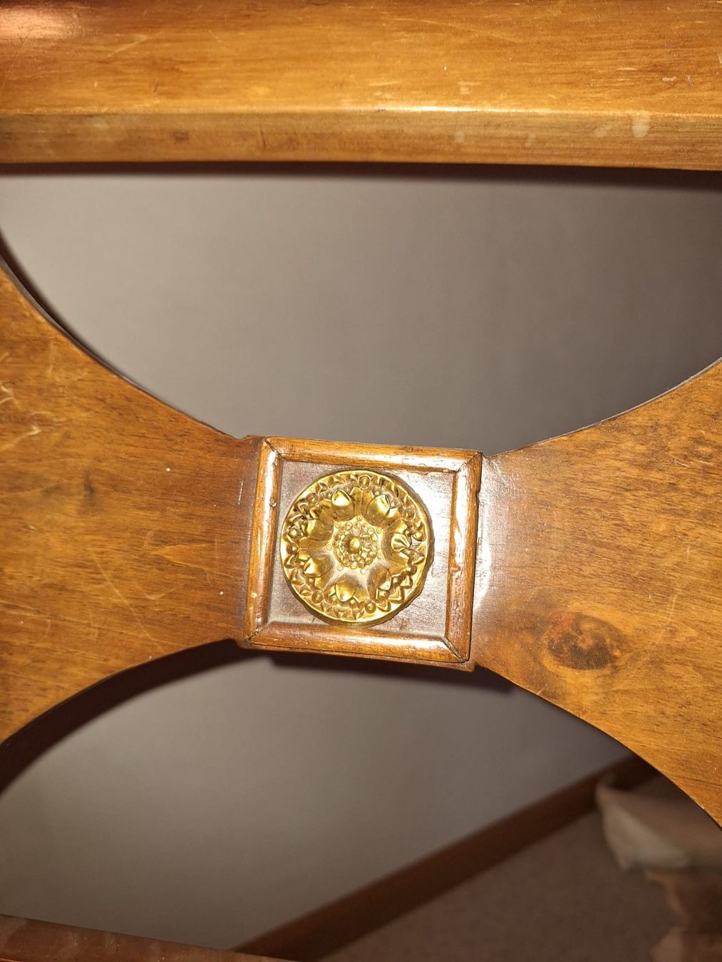 Sedie: Antiker Holz-Stuhl mit Samtbezug und Rosette – Usato da Oltingen venduto da ehu_68cq 2