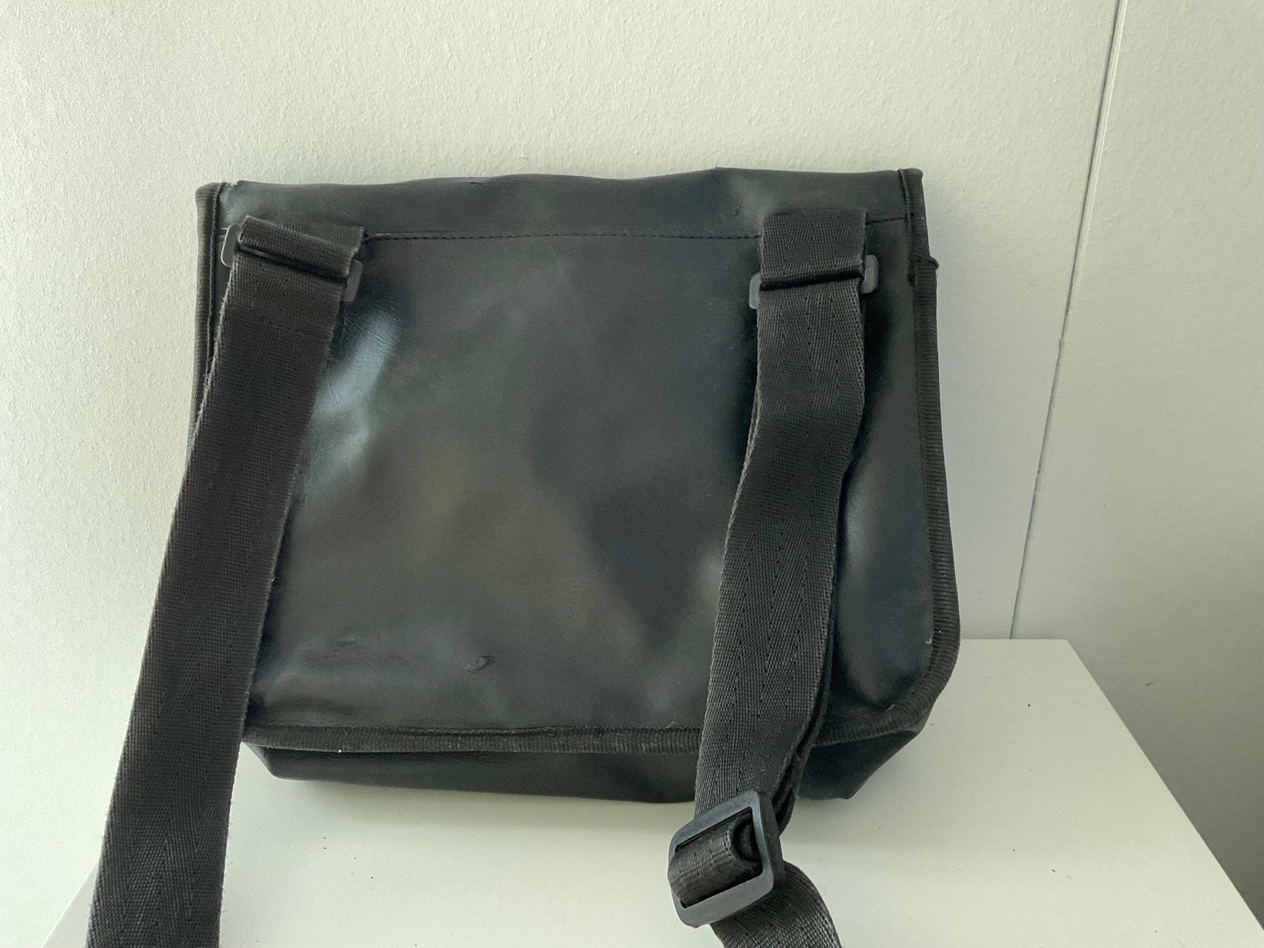 Navyboot Borse da donna: Navyboot Black Messenger Bag - Stylish & Practical! – Usato da Basel venduto da cat_sq5m 1