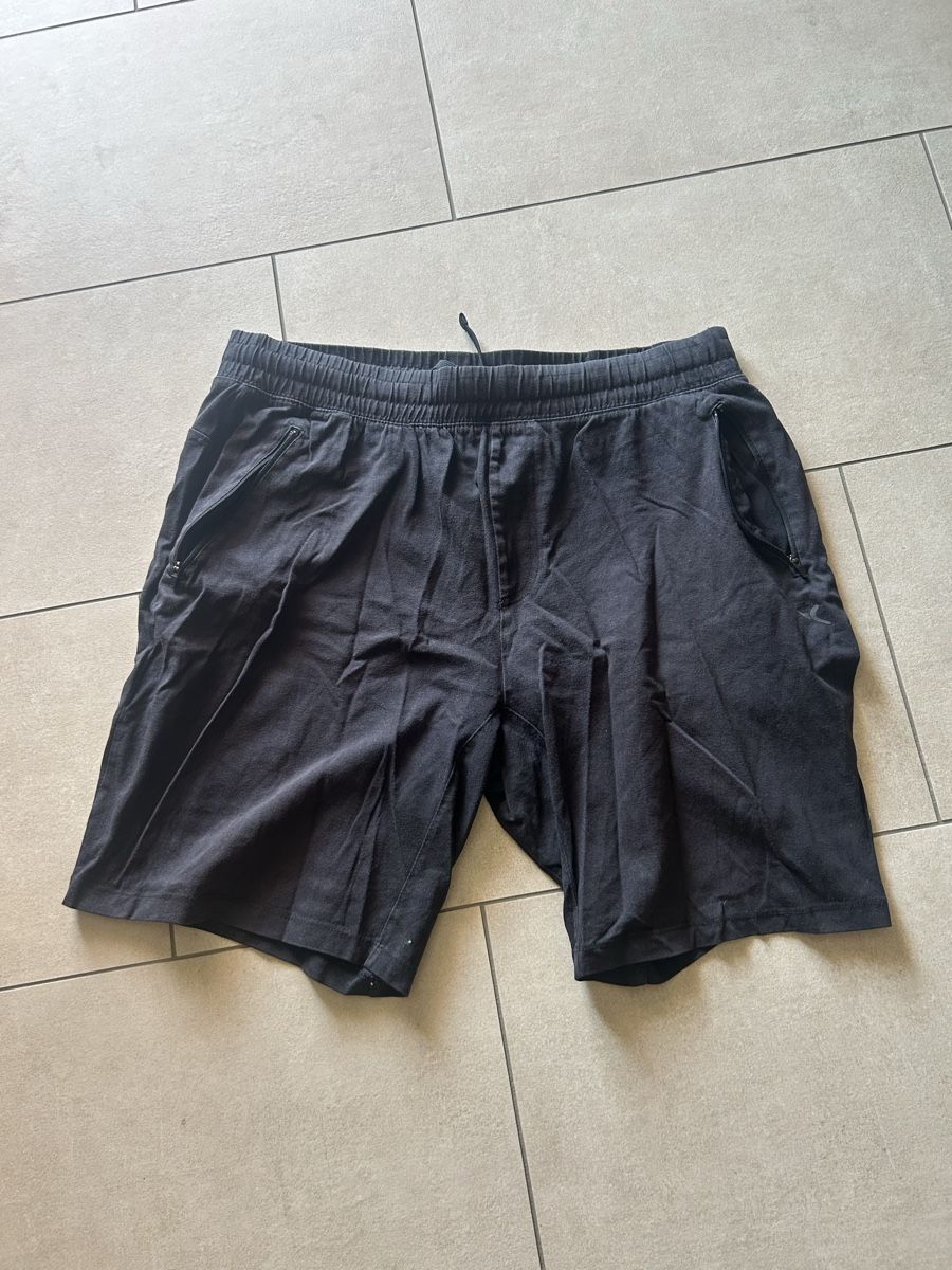Decathlon Pantalons: Sporthose schwarz – D'occasion à Maisprach par _aliciarebecca_