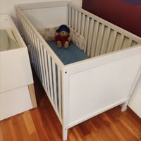 Sehr gut erhaltenes Kinderbett, Holz, weiss
