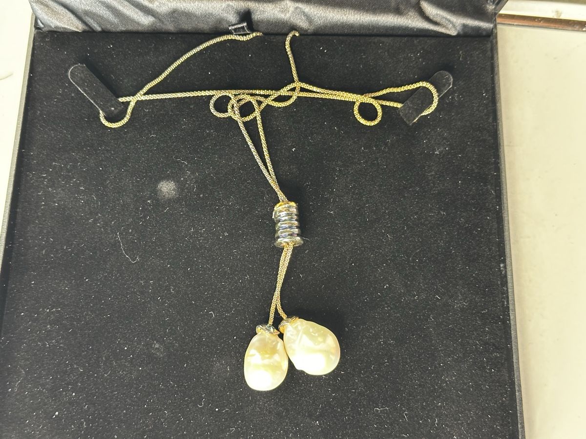 Perlen (unechte): Elegante Perlenkette mit Doppel-Barockperlen Anhänger – Neu und originalverpackt aus Meikirch von Konkursverwertung 1