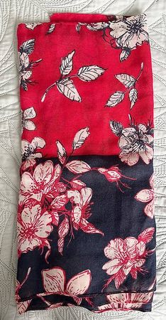 Leichter Schal mit Blumenmuster