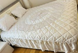Schöne Tagesdecke/Bettüberwurf, Farbe Creme, Neuwertig!