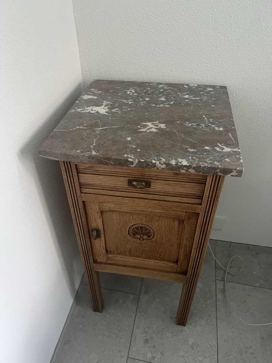 Comodini: Antique bedside table with marble top – Nuovo (secondo la descrizione) da Oberägeri venduto da anv_6z5c 1