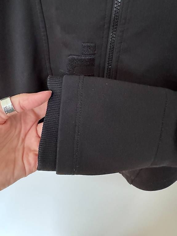 Bench Pulls & Sweat-shirts: Bench Schwarz Strickjacke Gr. S – D'occasion à Basel par liz_kqf6 2