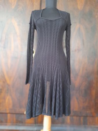 Semitransparentes Kleid . schöner Ausschnitt . viele Details
