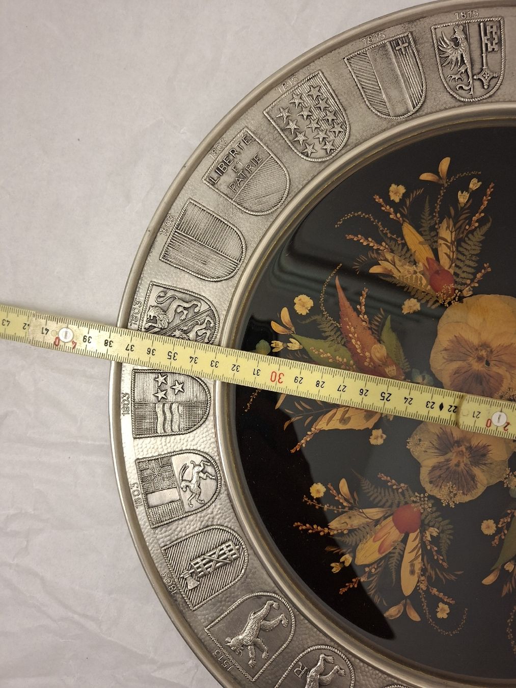Tutte le decorazioni: Wandteller mit Blumen und Schweiz Wappen,  – Usato da Olten venduto da Mezopotamya 3