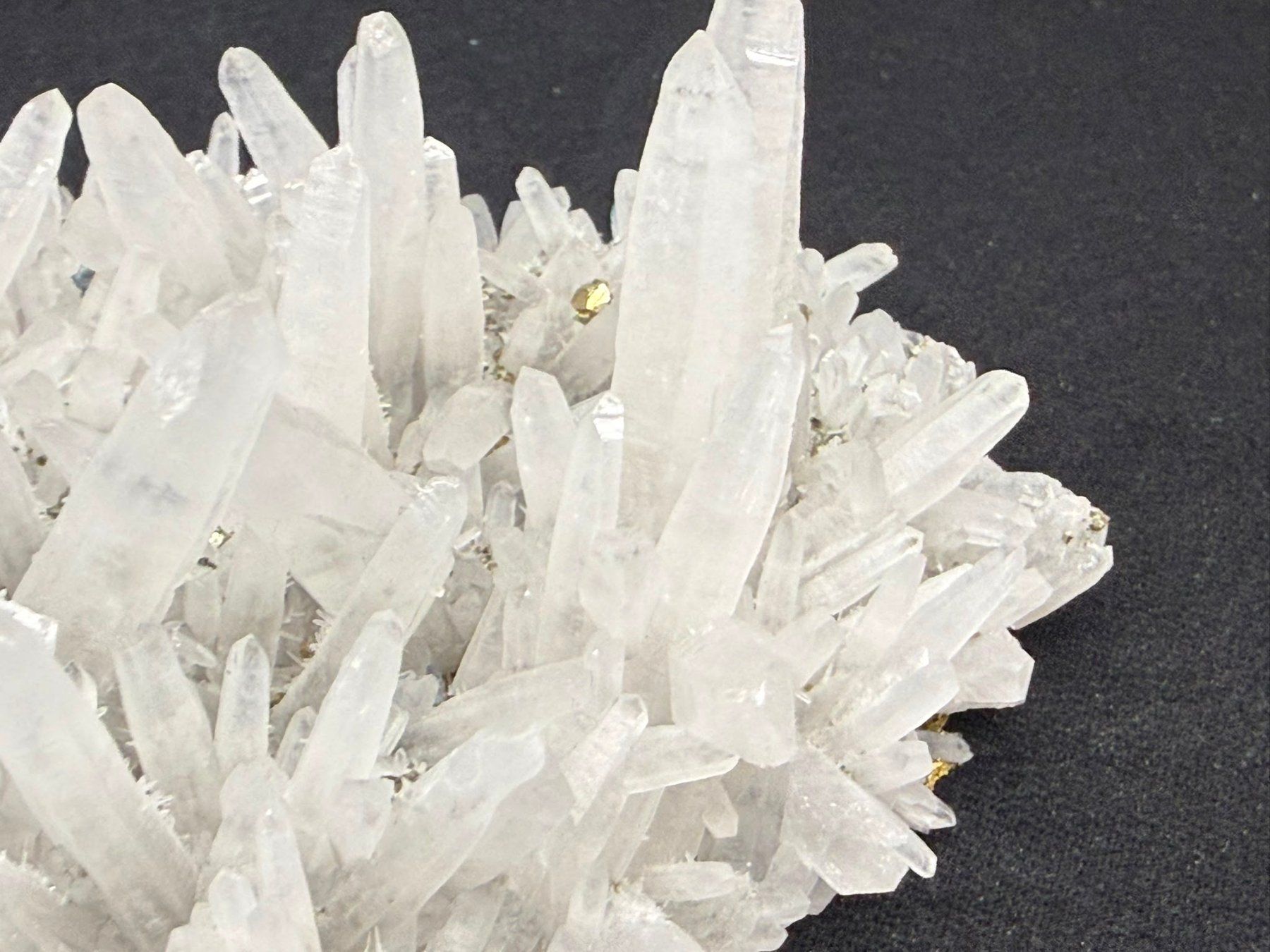 Minerali & Pietre curative: Pyrit auf Quarz – Usato da Schinznach Bad venduto da Demerald 3