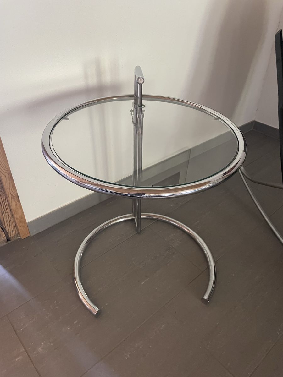 Tavoli: Eileen Gray Beistelltisch, E 1027, höhenverstellbar, Replica – Usato da Kleindietwil venduto da Ttik