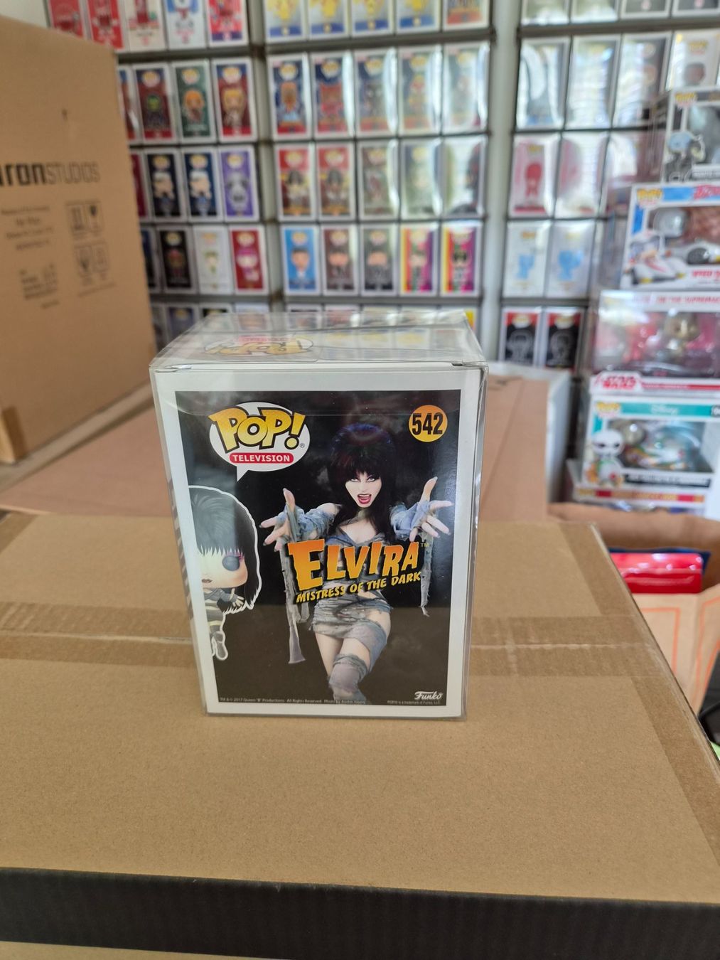 Funko Statuette: Funko Pop Elvira #542 Chase Edition – Nuovo e nell'imballaggio originale da Sisseln AG venduto da schenk-figuren 2