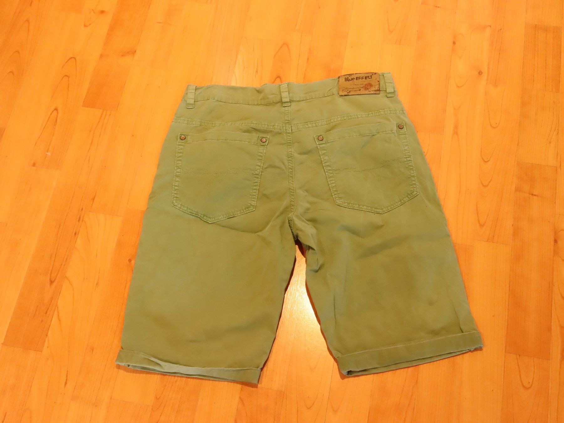 Hosen: lindengrüne Mädchen Shorts mit Knopfleiste 176 – Gebraucht aus Wenslingen von Strick4Alpaca 1