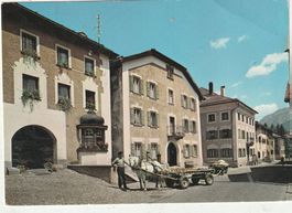 S-chanf Engadin  Dorfplatz .  Pferdetranspert