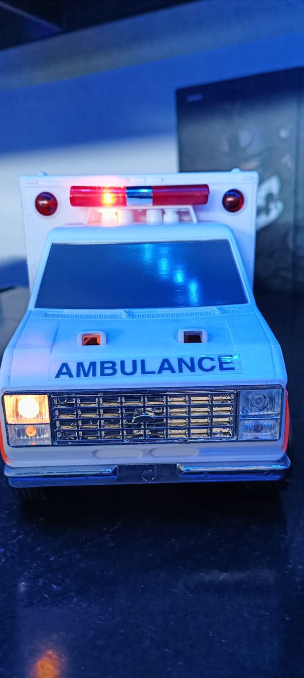 Voitures modèles: USA Ambulanz Modell ca 1:16 – Neuf avec emballage d'origine à Wila par HeikoL02 1