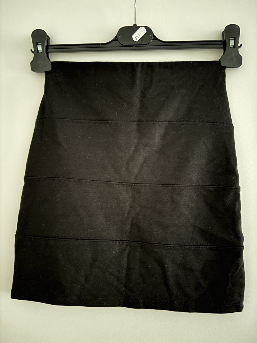 Gonne: Pull&Bear Schwarzer Minirock / Stretchrock S (M) – Usato da Luzern venduto da aloevira 1