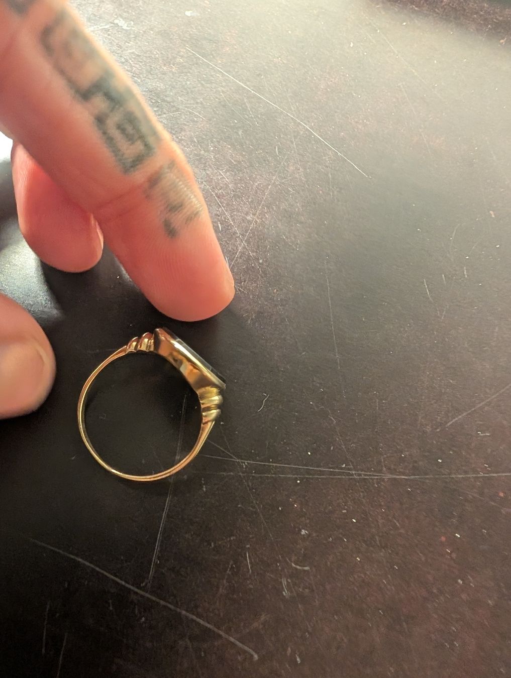 Anelli: Gold Ring with Black Stone, Size 18, Good Condition – Usato da Chur venduto da aur_s5mj 3