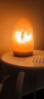 Salzkristalllampe mit Holzsockel