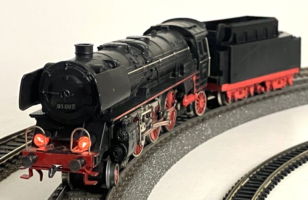 Märklin Modelleisenbahnen: märklin 3008 F 800 H0~ Dampflok mit Tender 01 097 Guss – Gebraucht aus Thun von retoolinoo 1